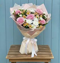 Букет цветов из:  Гвоздики, Орхидеи и Розы в Чермозе