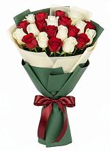 Букет Микс из красных и белых роз в Чермозе