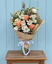 Букет цветов из:  Альстромерии, Лизиантусы, Розы и Хризантемы в Чермозе