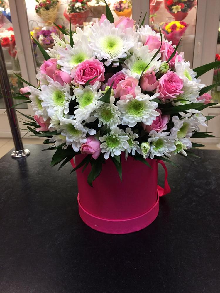 Цветочная композиция из Розы и Хризантемы в шляпной коробке в Чермозе