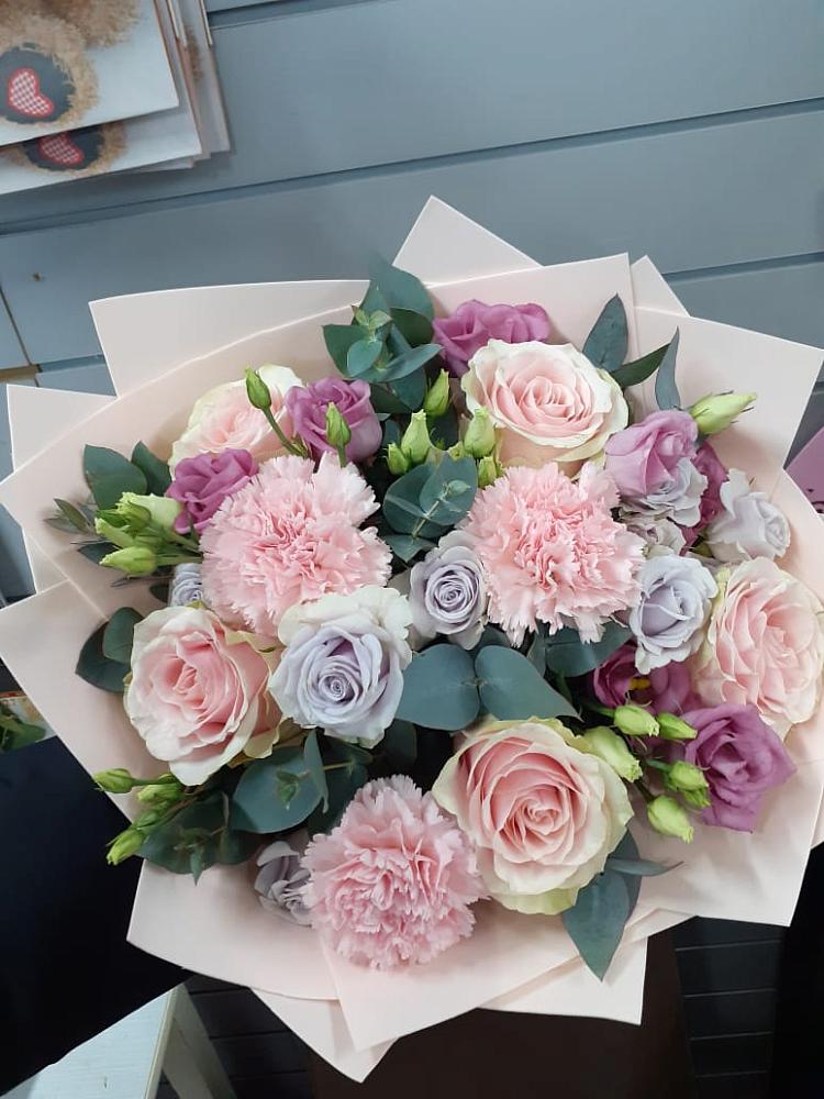 Букет цветов из: Розы, Гвоздики и Лизиантусы в Чермозе