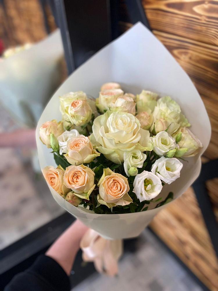 Букет цветов из: Розы и Лизиантусы в Чермозе